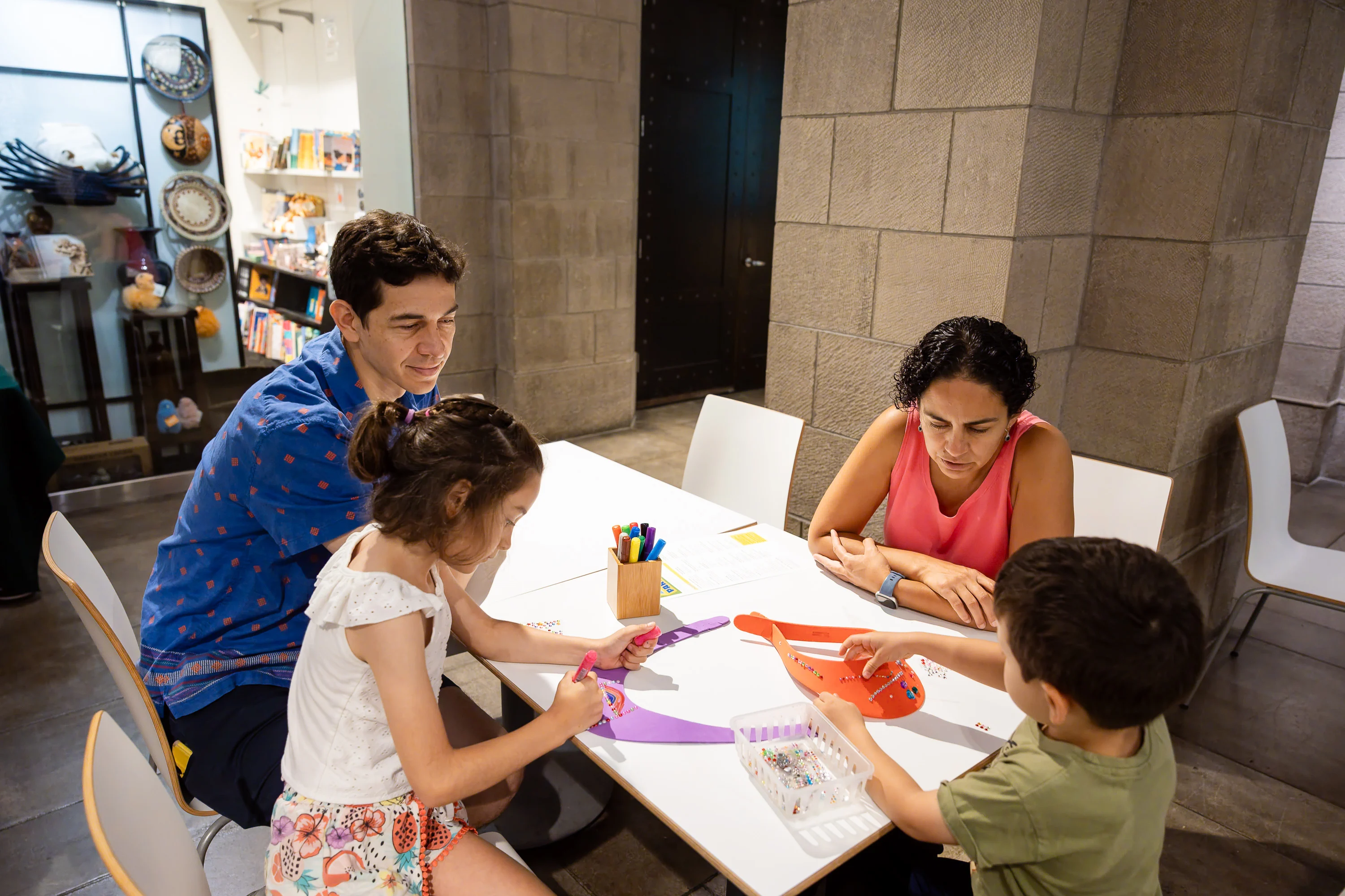 Family Day: Lanterns/Linternas